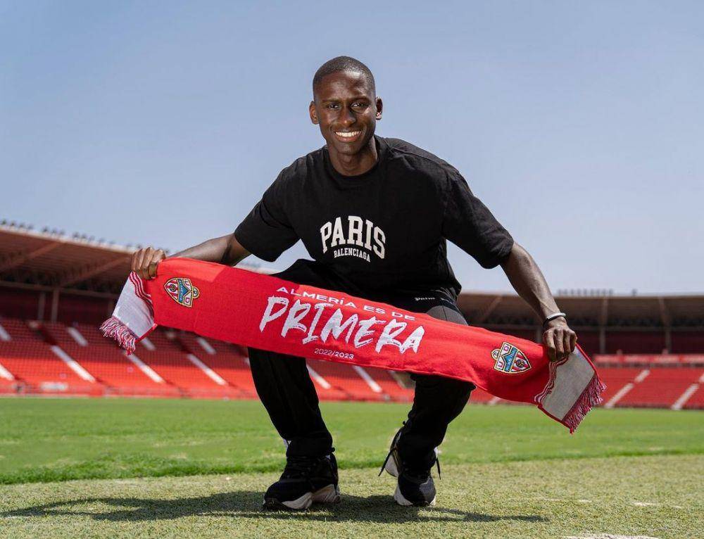 Houboulang Mendes ketika resmi bergabung dengan Almeria. (instagram.com/17.mendes)