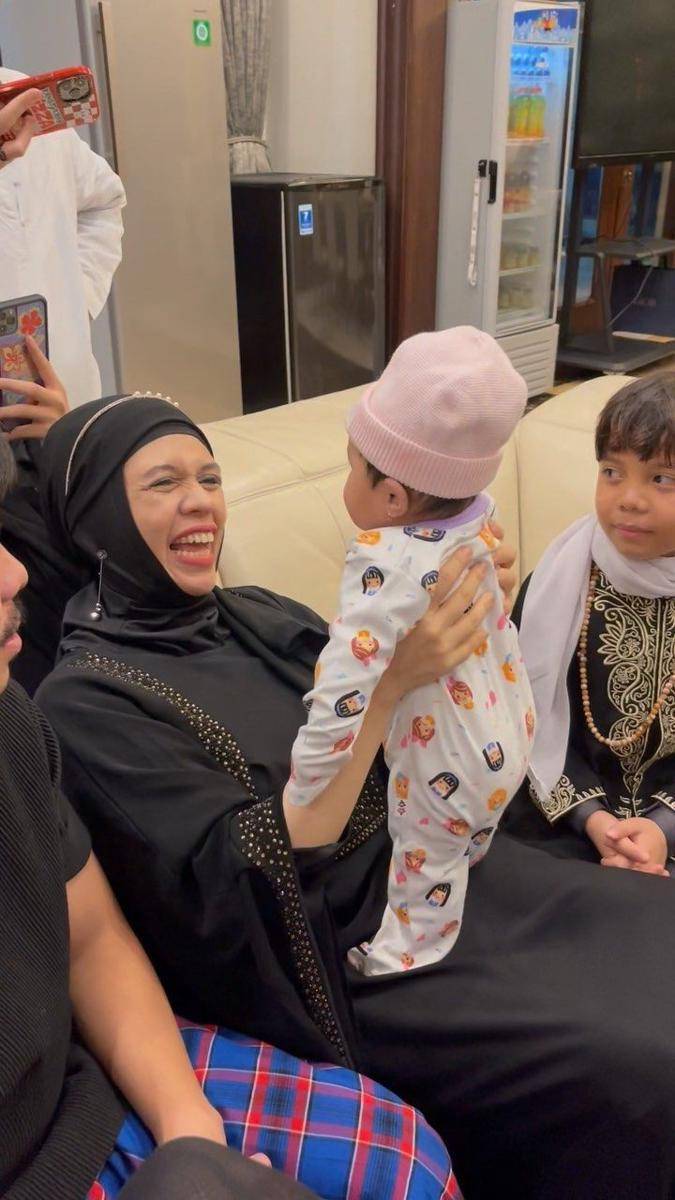 Ameena dimomong ketiga neneknya (instagram.com/genifaruk)