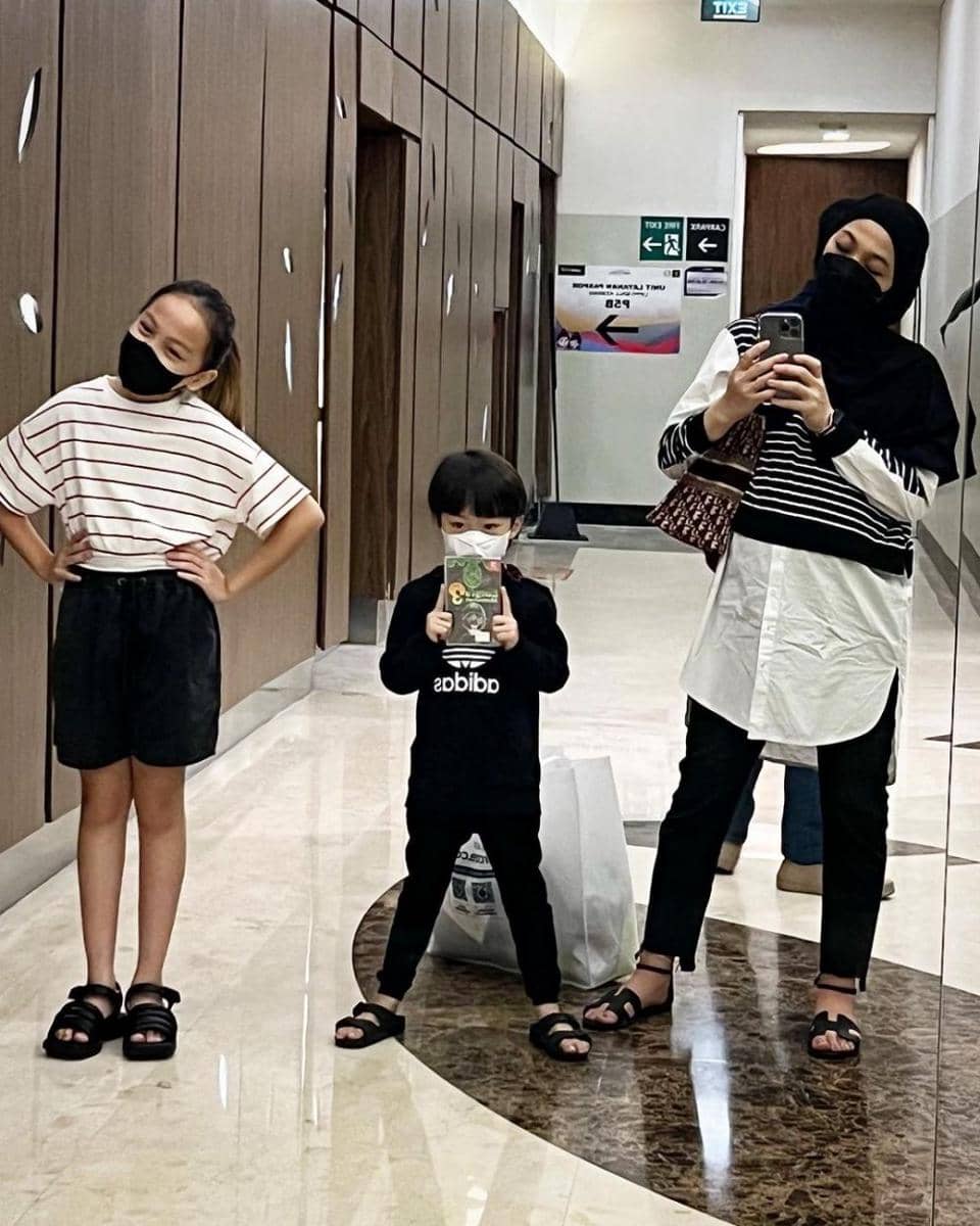 Dian Ayu Lestari asuh buah hati (instagram.com/dianayulestari)