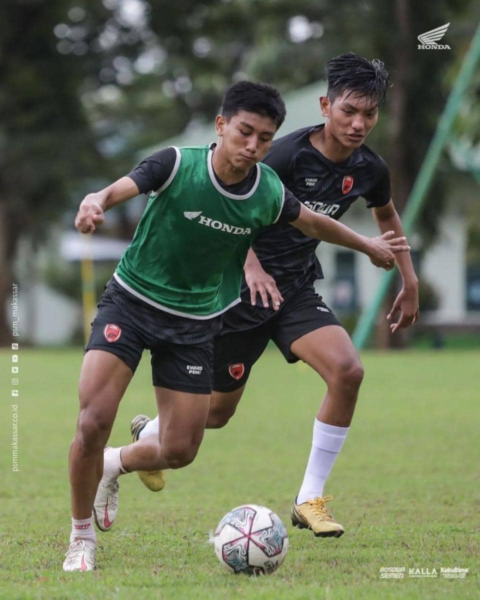 Striker Mufli Hidayat (kiri) dan bek Ibnul Mubarak (kanan) dalam sesi latihan PSM Makassar di Lapangan Yonzipur SMG/8 Monconglow Maros, 7 Juli 2022. (Instagram.com/psm_makassar)
