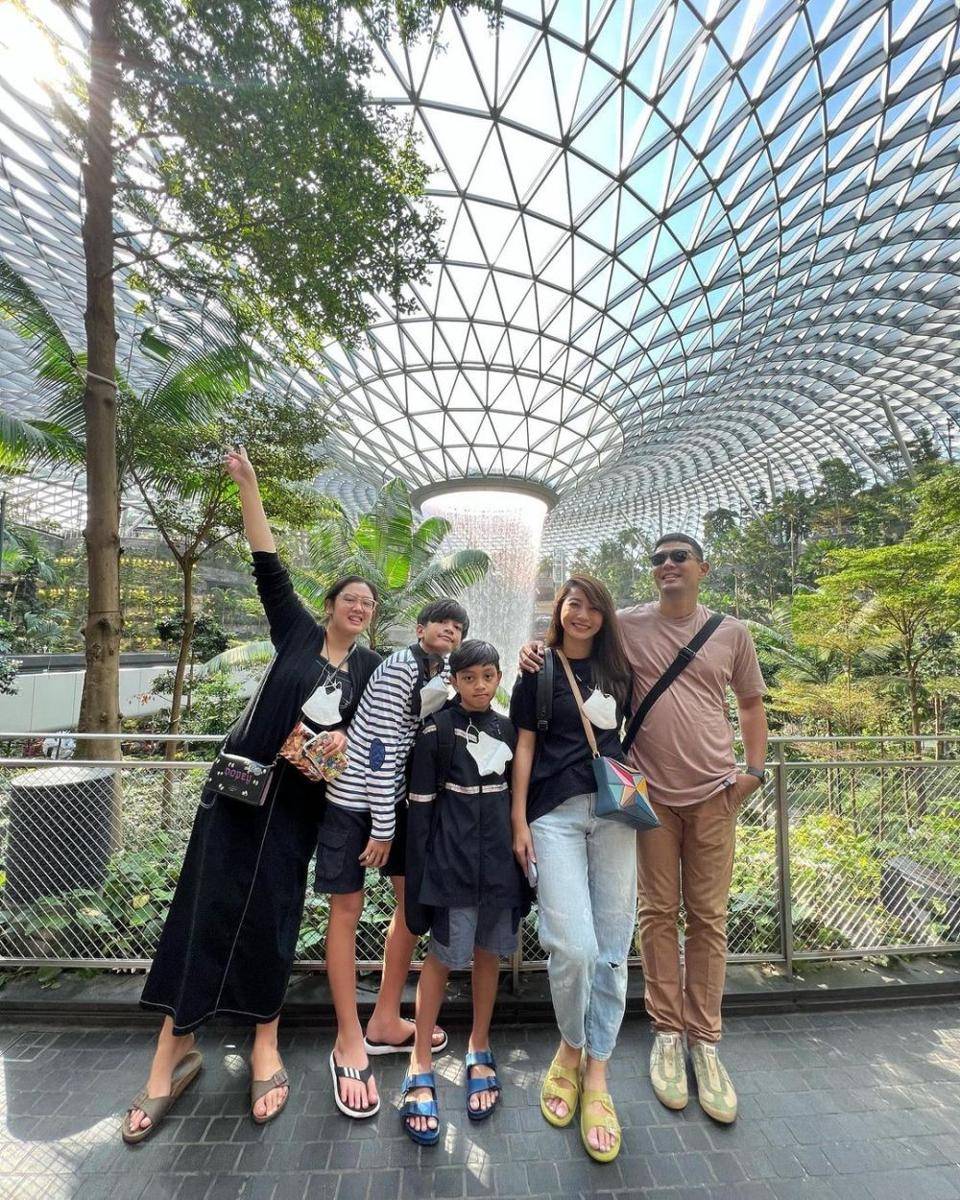 potret liburan keluarga Hesti Purwadinata (instagram.com/edoborne)