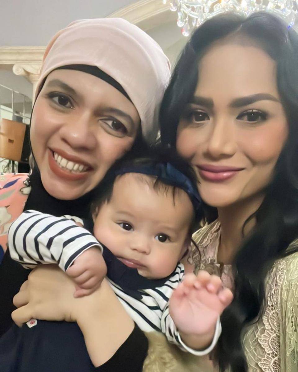 Ameena dimomong ketiga neneknya (instagram.com/genifaruk)
