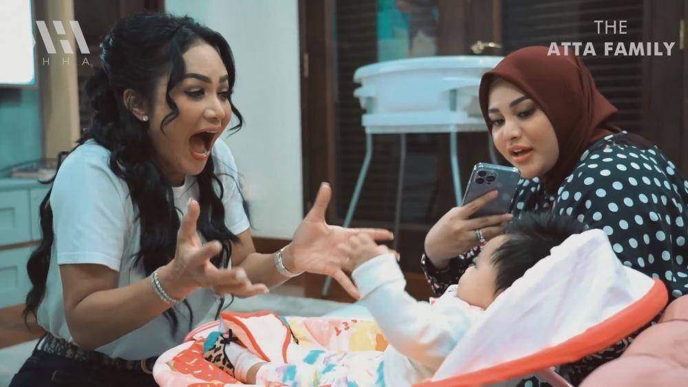 Ameena dimomong ketiga neneknya (youtube.com/attahalilintar)