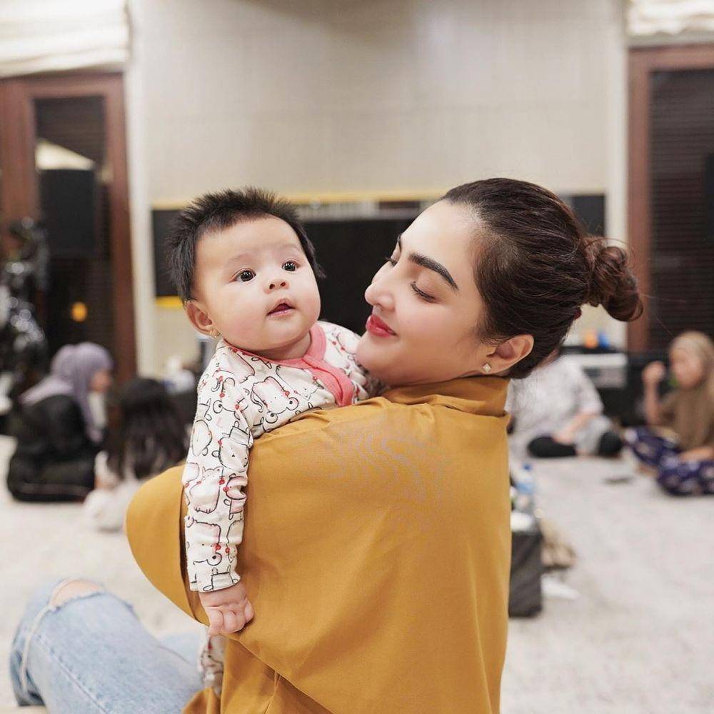 Ameena dimomong ketiga neneknya (instagram.com/ashanty_ash)