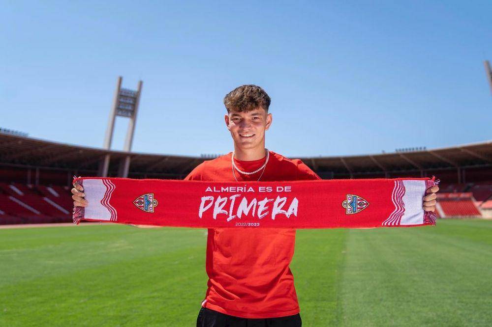 Arnau Sola saat resmi bergabung dengan Almeria. (instagram.com/arnau.sola)