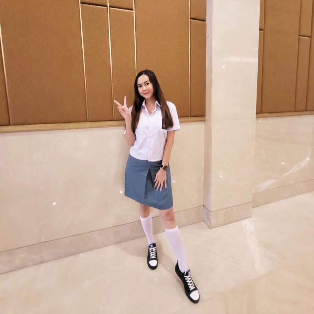 Aura Kasih pakai seragam SMA (instagram.com/aurakasih)