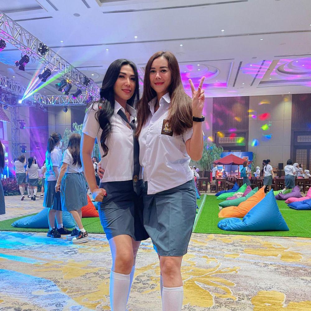 Aura Kasih pakai seragam SMA (instagram.com/aurakasih)