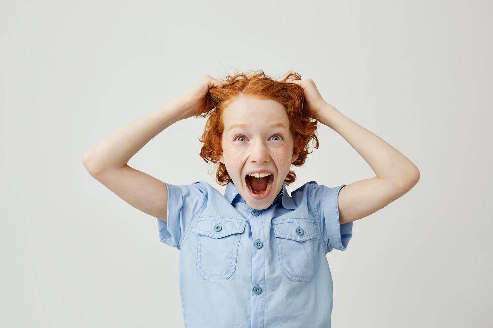 ilustrasi anak menarik rambut (freepik.com/cookie_studio)