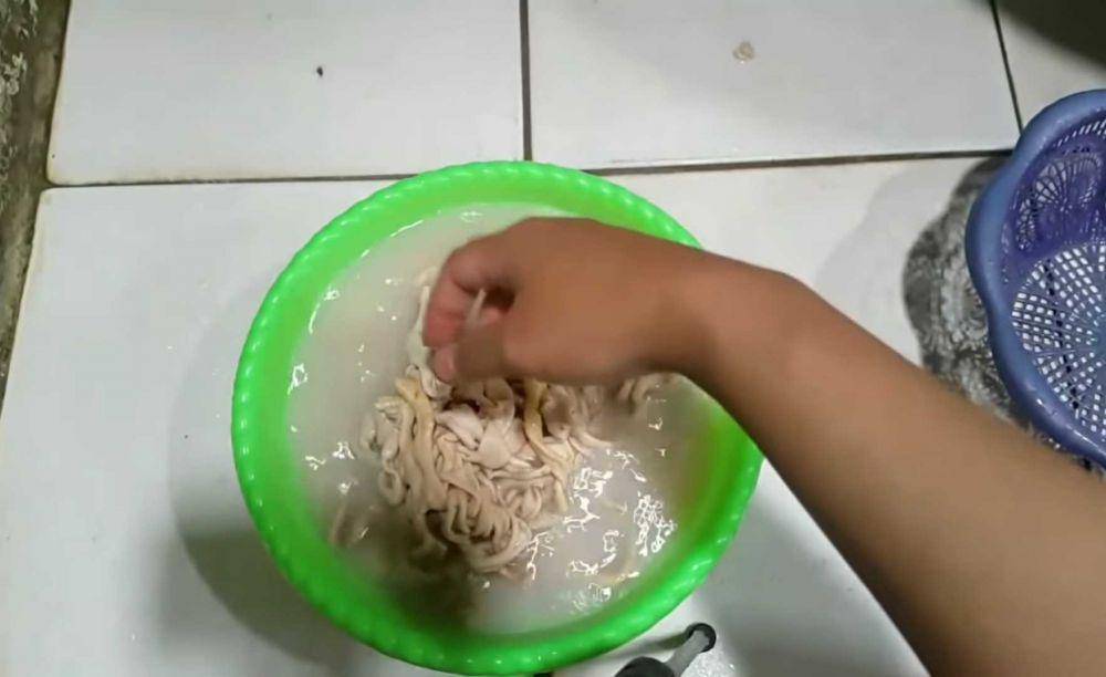 ilustrasi mencuci usus ayam (youtube.com/ashant CHANNEL)