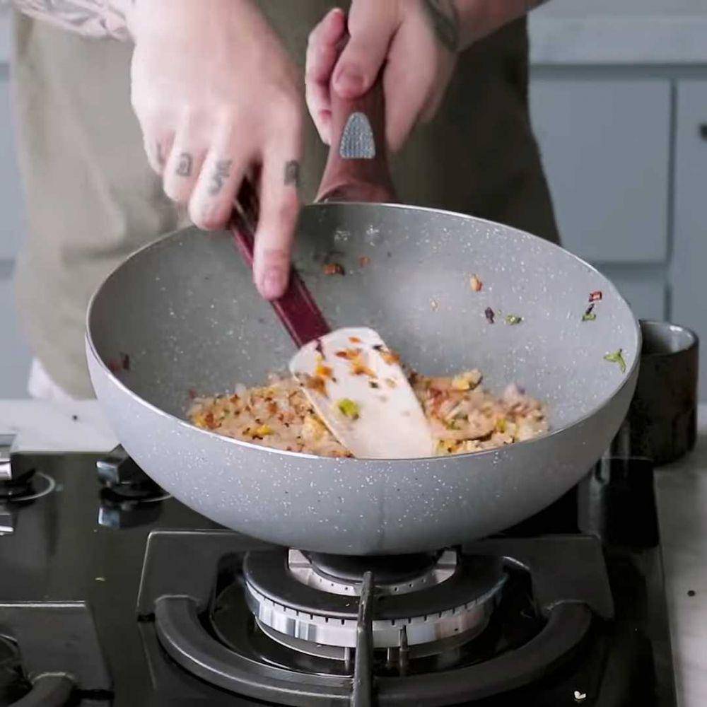 Ilustrasi menggoreng nasi (youtube.com/Willgoz Kitchen)