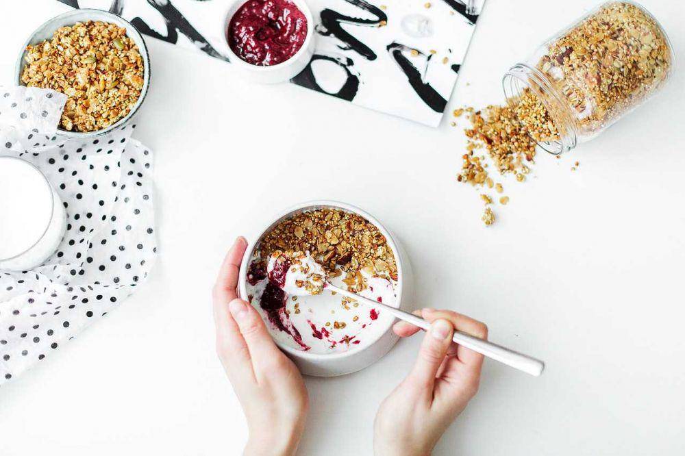 ilustrasi yoghurt dan oat (pexels.com/Daria Shevtsova)