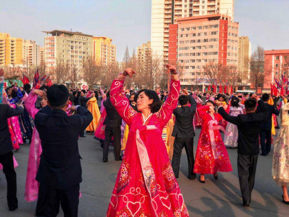 ilustrasi masyarakat Pyongyang (unsplash.com/@thoeva)