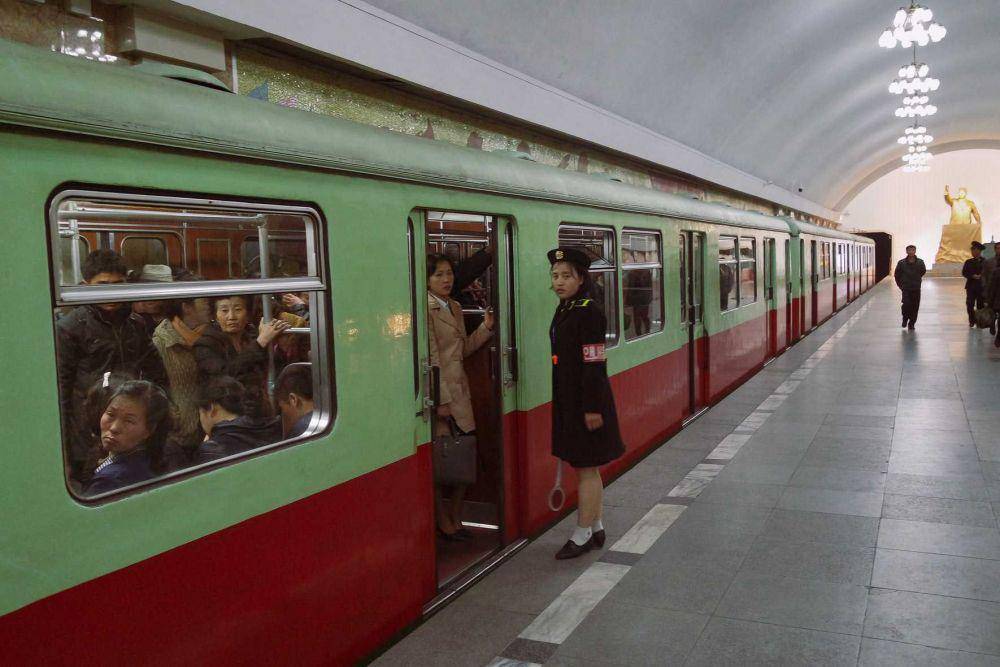 ilustrasi Stasiun Metro Pyongyang (unsplash.com/@thoeva)