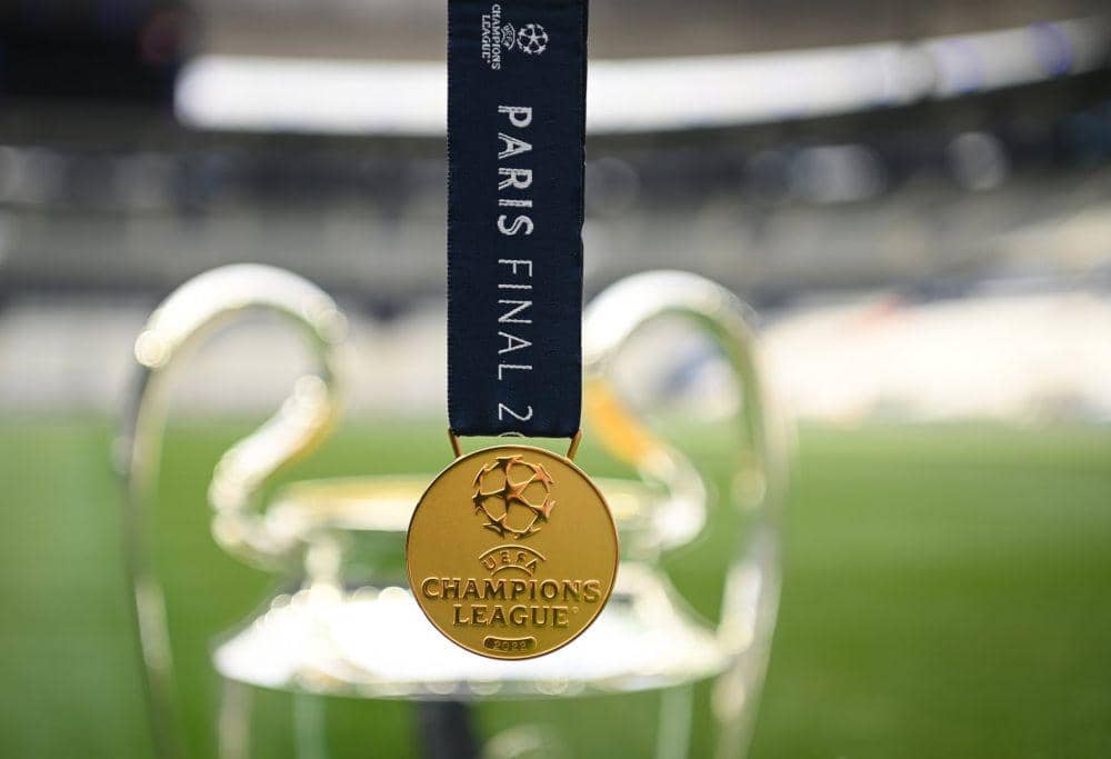 medali dan Piala UEFA Champions League (twitter.com/ChampionsLeague)