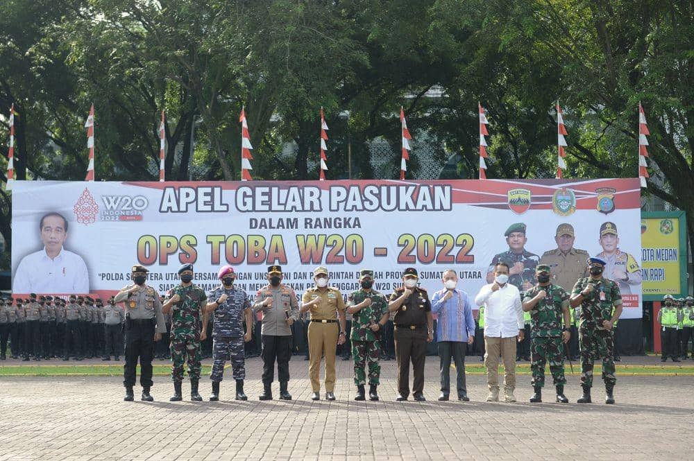Gubernur Sumatera Utara (Sumut) Edy Rahmayadi memimpin Apel Gelar Pasukan dalam rangka persiapan Acara W20 Tahun 2022 di Lapangan Benteng (Dok. Diskominfo Prov Sumut/Alexander AP Siahaan)