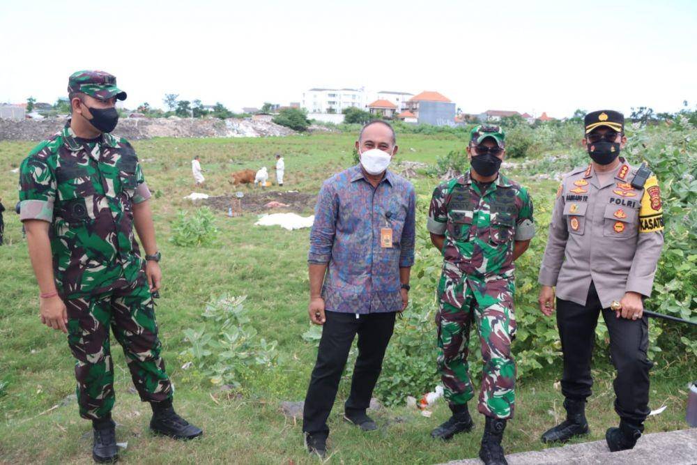 Pemotongan sapi terinfeksi PMK di wilayah Denpasar Barat. (Dok.IDN Times/Polresta Denpasar)