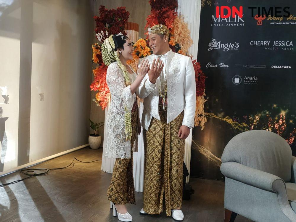 Senyum Via Vallen Dipersunting Chevra Yolandi