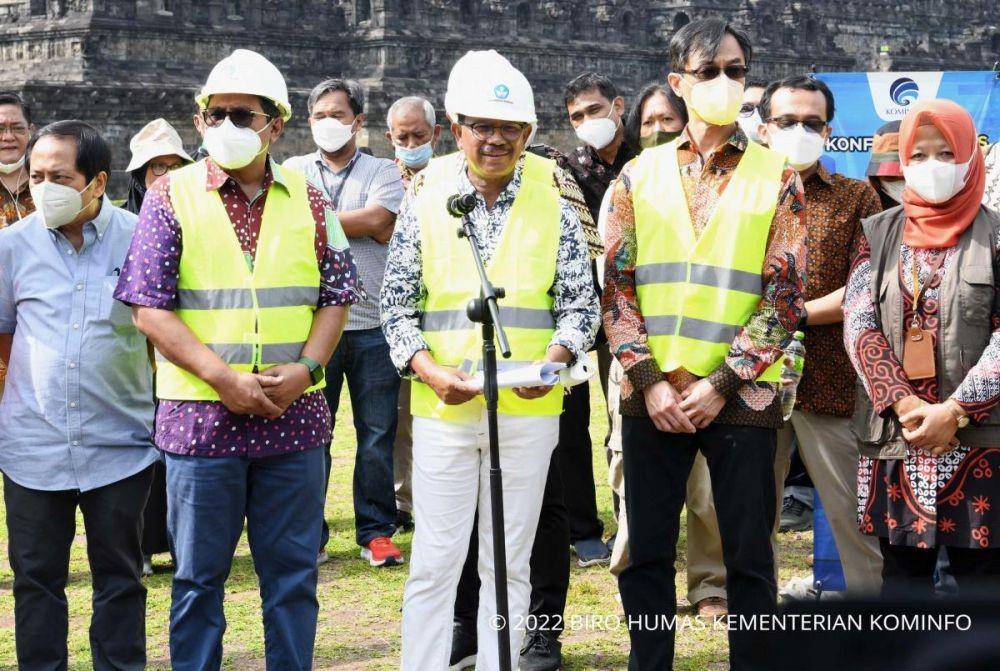 Menkominfo Johnny G. Plate mengungkap dukungan sektor komunikasi dan informatika untuk pengembangan kawasan Candi Borobudur dalam Konferensi Pers di Pelataran Candi Borobudur, Magelang, Jawa Tengah, Kamis (14/07/2022) (Dok. Humas Kominfo)