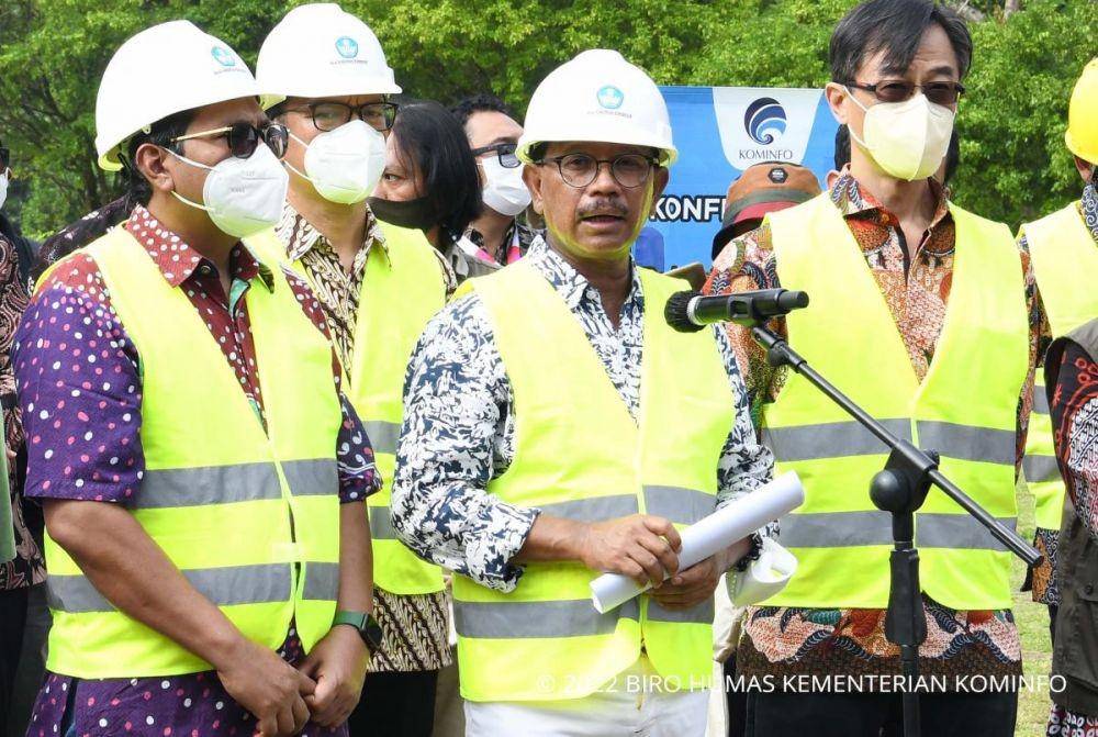 Menkominfo Johnny G. Plate mengungkap dukungan sektor komunikasi dan informatika untuk pengembangan kawasan Candi Borobudur dalam Konferensi Pers di Pelataran Candi Borobudur, Magelang, Jawa Tengah, Kamis (14/07/2022) (Dok. Humas Kominfo)