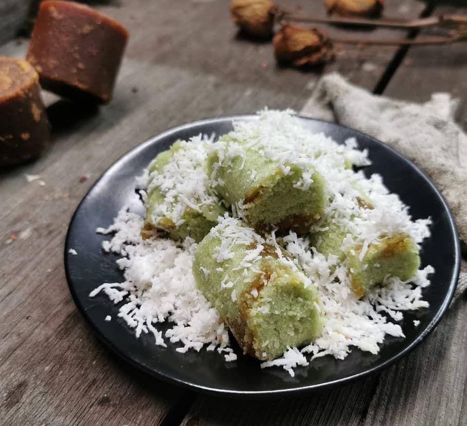kue putu (instagram.com/larina.cuisine)