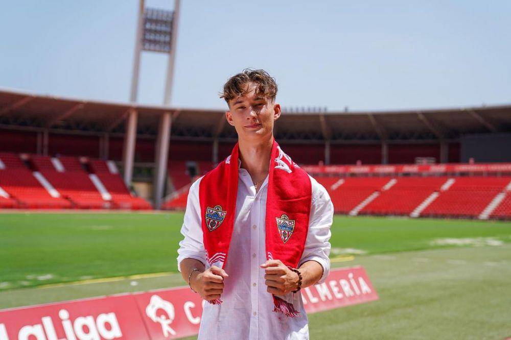 Martin Šviderský saat resmi bergabung di Almeria. (instagram.com/martinsvidersky)