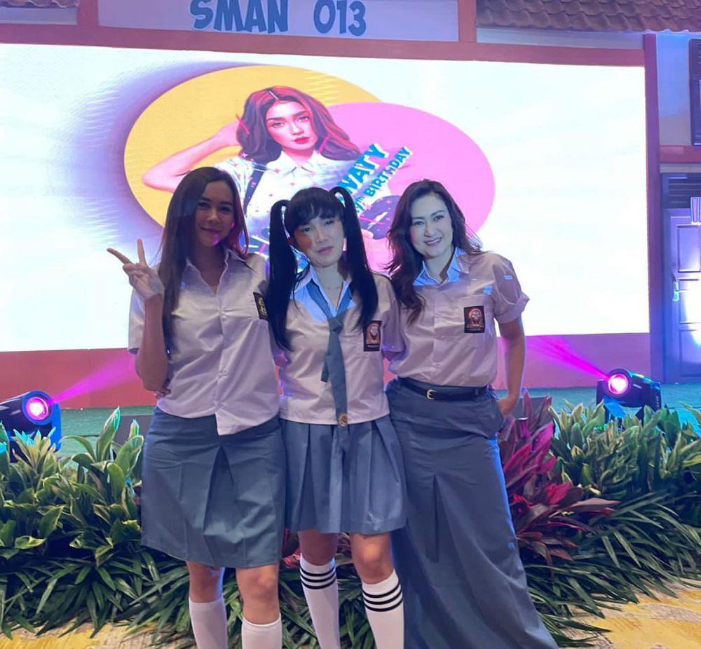 Aura Kasih pakai seragam SMA (instagram.com/nafaurbach)