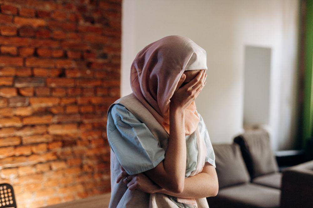 ilustrasi perempuan minder (pexels.com/Mikhail Nilov)