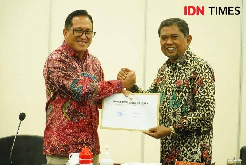 Plt Bupati PPU, Hamdam serahkan proposal usulan pembangunan daerah ke pejabat Bappenas (IDN Times/ervan)