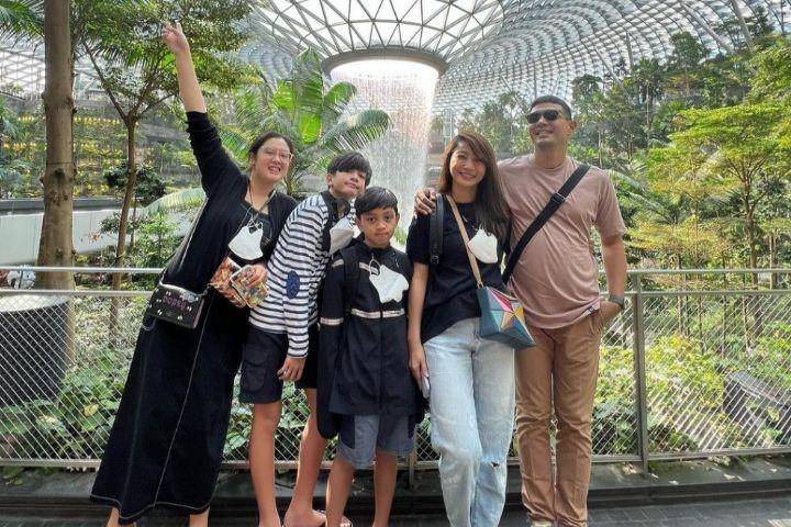 potret liburan keluarga Hesti Purwadinata (instagram.com/edoborne)