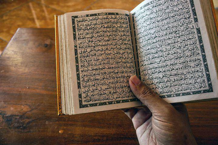 ilustrasi membaca Al-Qur'an (pixabay.com/cahiwak)