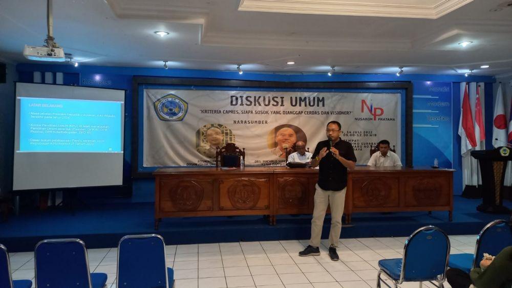 Pengamat politik dari Fakultas Ilmu Komunikasi (Fikom) Universitas dr. Soetomo (Unitomo) Surabaya, Rosnindar Prio E.R saat memaparkan hasil survei. dok. Istimewa.