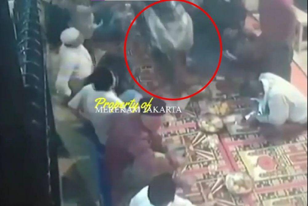 Pemotor menerobos dan melindas makanan acara tahlilan di Cilandak (instagram.com/merekamjakarta)