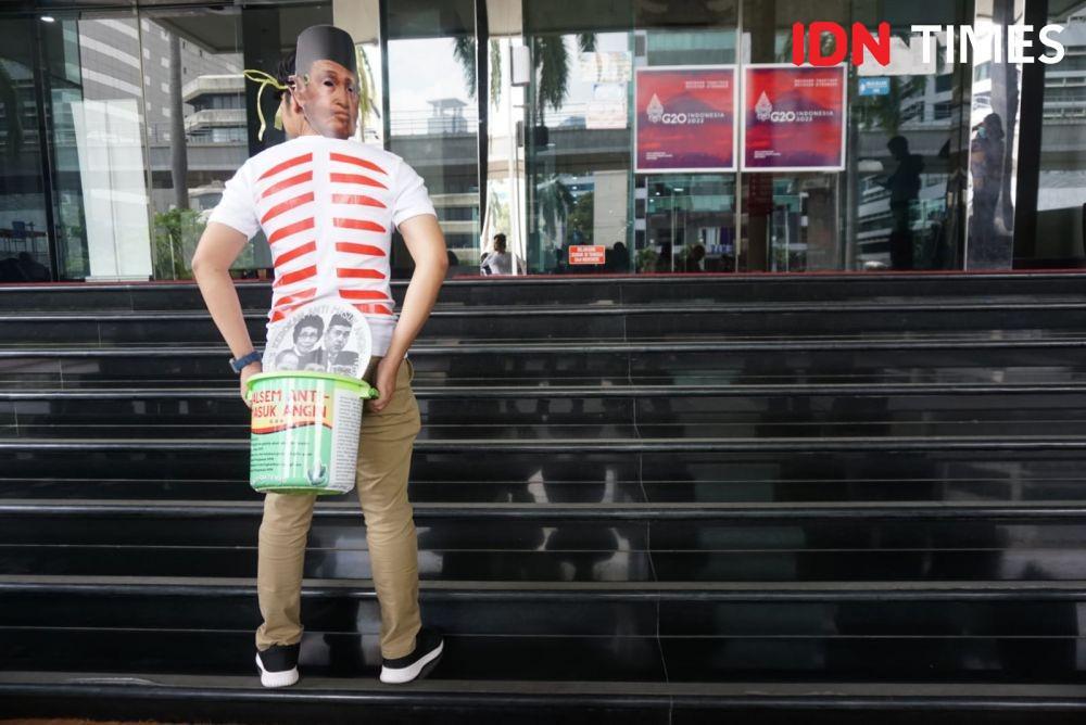 ICW memberikan 'Balsam Anti Masuk Angin' untuk Dewas KPK (IDN Times/Aryodamar)