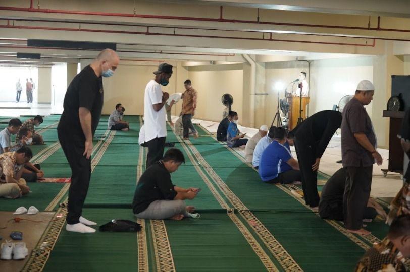 Para Ofisial FIBA Asia Cup 2022 Salat Jumat di Fairmont