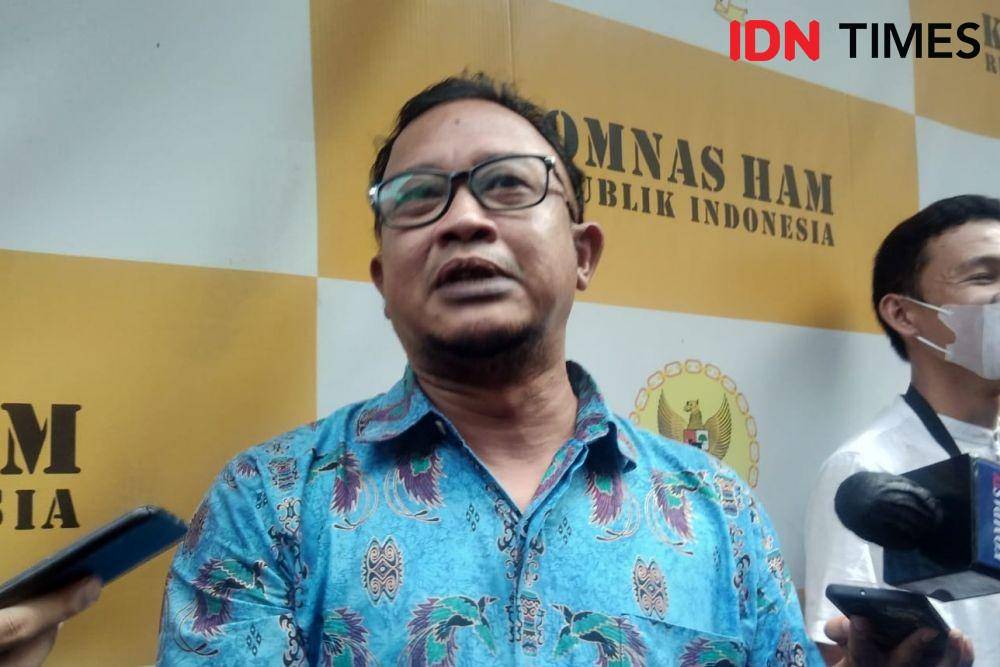 Komisioner Komnas HAM Choirul Anam usai Konferensi pers di Komnas HAM, Jumat (15/7/2022). (IDN Times/Lia Hutasoit)