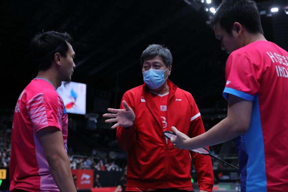 Hendra Setiawan/Mohammad Ahsan bersama asisten pelatih Aryono Miranat di perempat final Singapore Open 2022 (Dok. PP PBSI)