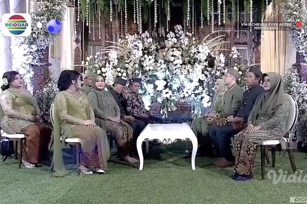 10 Potret Keluarga di Acara Midodareni Via Vallen dan Chevra Yolandi