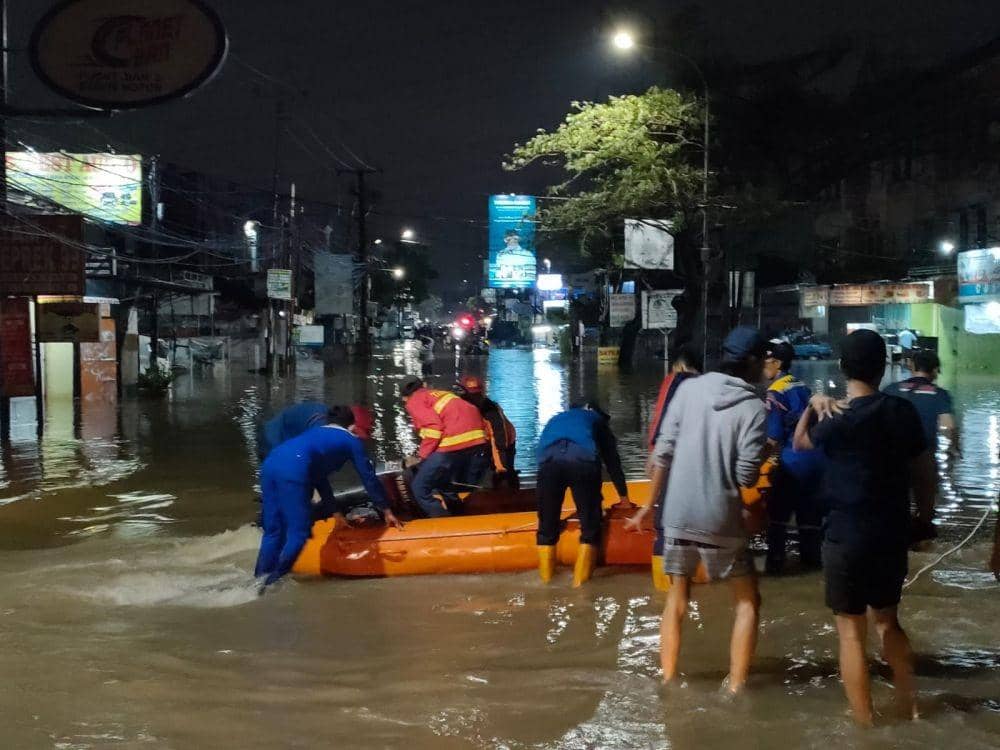 Masih Banjir, Warga Minta Pemerintah Pusat Tinggikan Turap Kali Angke
