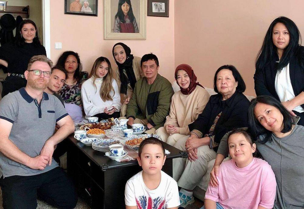 Ingrid Kansil bersama keluarga di Inggris (instagram.com/ingrid_kansil)