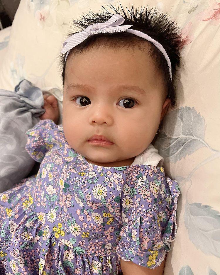 potret anak terakhir vs cucu pertama (instagram.com/ameenaatta)