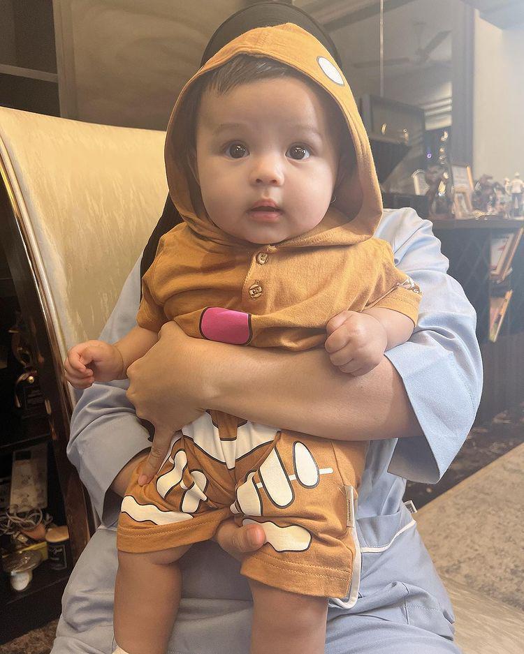 potret anak terakhir vs cucu pertama (instagram.com/ameenaatta)