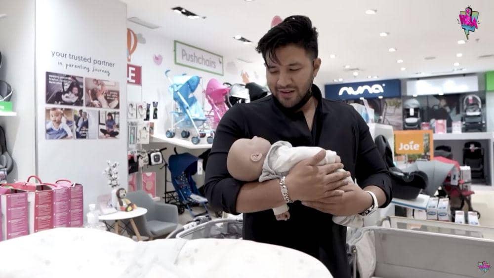 Irish Bella beli perlengkapan bayi (YouTube.com/Aish Tv)