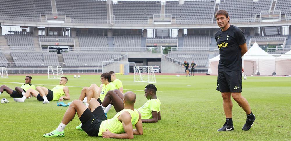 Antonio Conte memimpin sesi latihan pramusim 2022/2023 Tottenham Hotspur di Korea Selatan. (tottenhamhotspur.com)