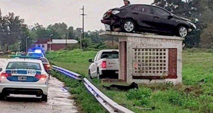 mobil nyungsep dan nyangkut gak normal (twitter.com/ConfusingImages)