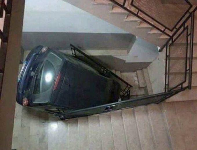 mobil nyungsep dan nyangkut gak normal (twitter.com/ConfusingImages)