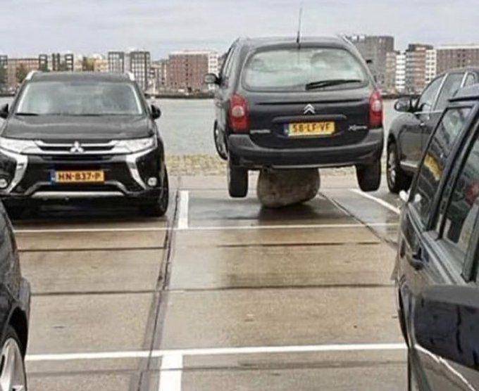 mobil nyungsep dan nyangkut gak normal (twitter.com/ConfusingImages)