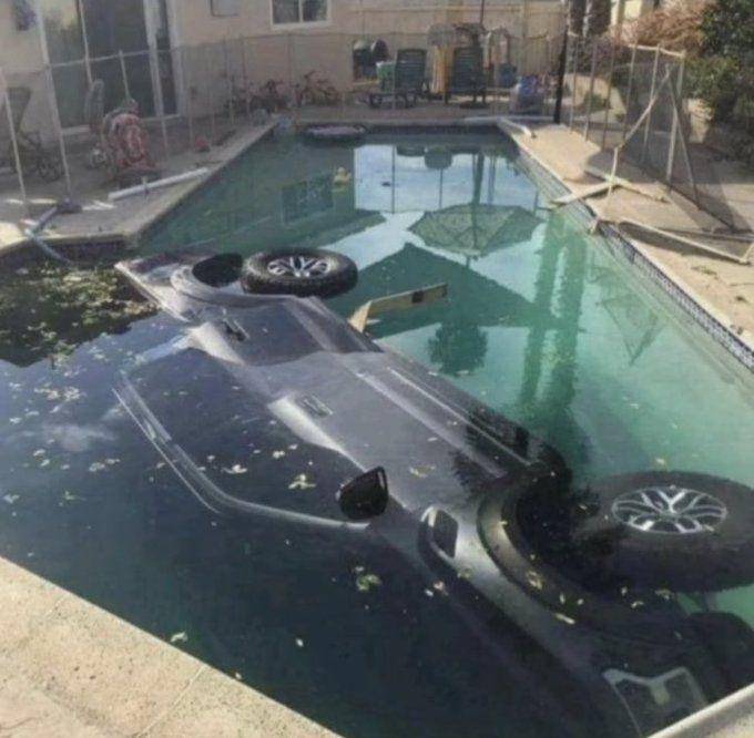 mobil nyungsep dan nyangkut gak normal (twitter.com/ConfusingImages)