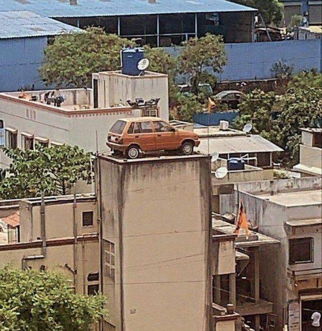 mobil nyungsep dan nyangkut gak normal (twitter.com/ConfusingImages)