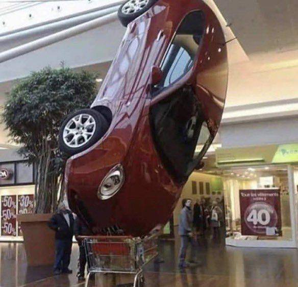 mobil nyungsep dan nyangkut gak normal (twitter.com/ConfusingImages)