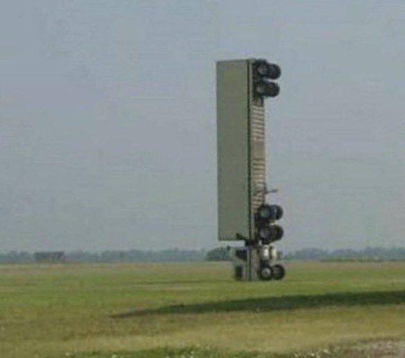 mobil nyungsep dan nyangkut gak normal (twitter.com/ConfusingImages)